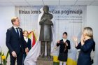 J. Basanavičiaus skulptūra padovanota progimnazijai J. Basanavičiaus skulptūra padovanota progimnazijai