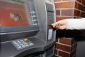 Realybė: gyventojai piktinasi suvaržymais, mat norint išsigryninti pinigų tenka taikytis prie prekybos centrų darbo grafiko.